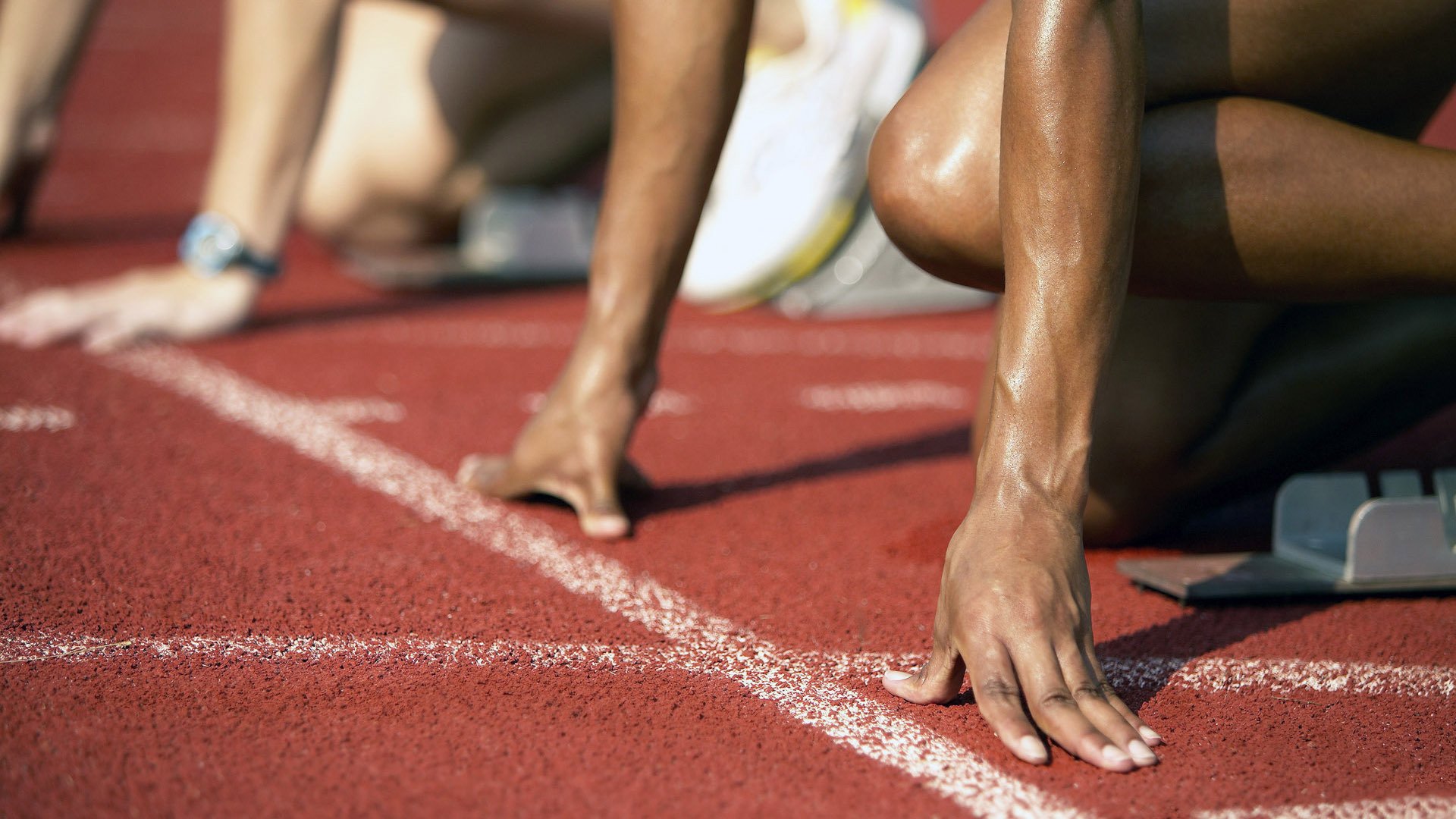 百米飞人巅峰对决 新星闪耀打破十年纪录