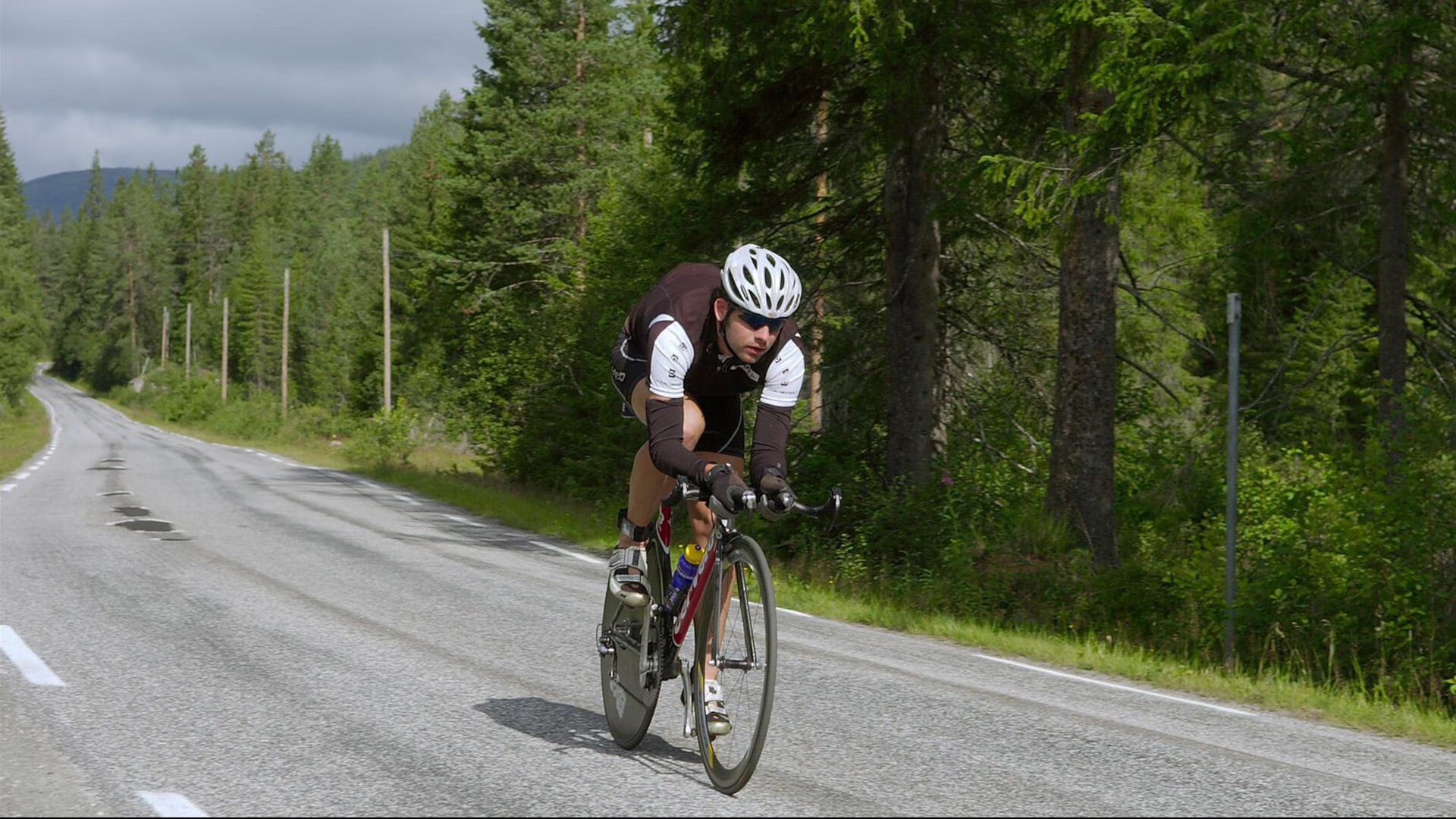 半岛·体育：传奇谢幕！足球巨星李明举行盛大退役仪式，数万球迷含泪送别